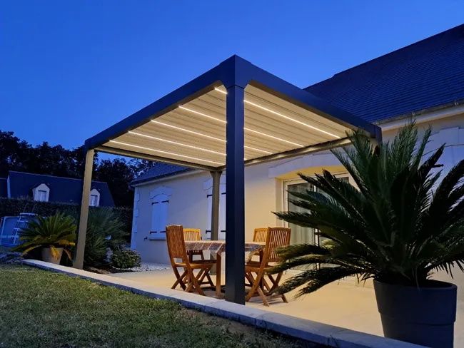 Pérgola bioclimática de aluminio Menea 4 x 3 m motorizada gris