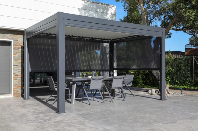 Pérgola bioclimática solar de aluminio Anemone, completamente equipada